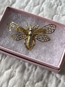 Vintage goldfarbene filigrane Schmetterling Pin verzierte Flügel Geschenkbox🎁 - Bild 1 von 4