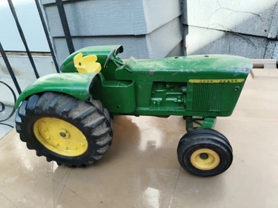 Metal John Deer Tractor ERTL 1/18 SCALE - Image 1 of 4