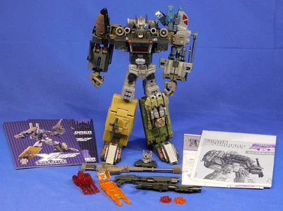 TRANSFORMERS UNIVERSE BRUTICUS COMBATICONS CON EXPLORADOR DE FUEGO CRUZADO Y MUNICIONERO Foto 1 de 4