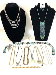 Lote de joyas - 10 collares diferentes incluyendo uno con reloj - Pendientes y alfileres - Imagen 1 de 10