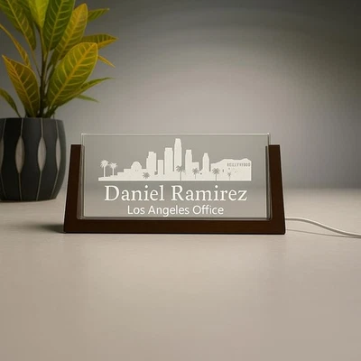 Placa de identificación de escritorio Los Angeles Skyline regalo personalizado con base LED láser personalizado Foto 1 de 4