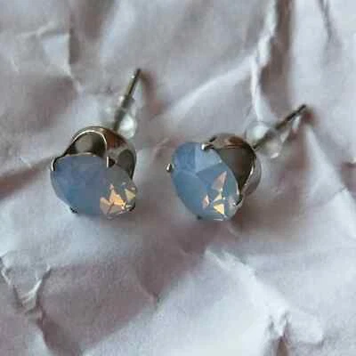 Parafusos de cristal Swarovski® azul leitoso feitos à mão 8 mm, com poste de aço inoxidável - Imagem 1 de 3