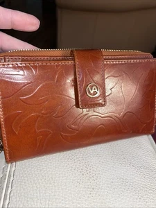 Cartera sin asas Valentina Italia cierre de lengüeta marrón coñac cuero en relieve tarjetas con cremallera - Imagen 1 de 12
