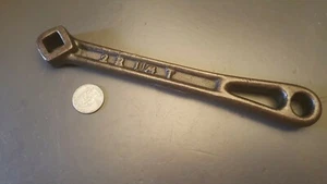 Vintage Powell Vierkantmutter Ventilschlüssel markiert "2 R 1 1/4" T" altes Werkzeug "Powell" - Bild 1 von 9