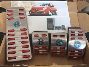 SET PEDALIERA CON POGGIAPIEDE ALFA ROMEO MITO ORIGINALE 50547309 - Foto 1 di 1