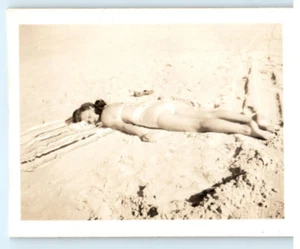 Foto d'epoca 1947 post WW2 Daytona luna di miele, moglie che prende il sole spiaggia, 3,5x2,5 - Foto 1 di 2