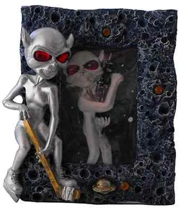ALIEN NOVELTY 3D PHOTO FRAME PLAYING HOCKEY OUT OF SPACE BUG EYES OUTER SPACE - Picture 1 of 1