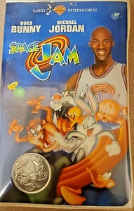 Space Jam with Collector's Coin (VHS, 1996 Clam Shell) - Picture 1 of 4