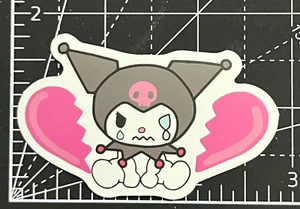 Kuromi Corazón Roto Con Ojo Negro Enojado - Pegatina Vinilo Bomba Sanrio Kawaii Amor - Imagen 1 de 4