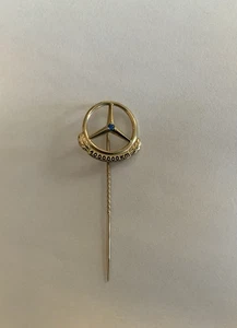 Mercedes Anstecknadel 1.000000 Km / 333er Gold mit Saphir - Bild 1 von 4