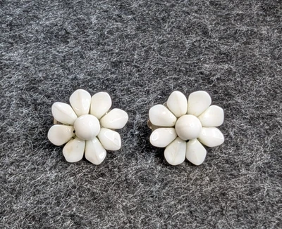 Ohrclips - Ohrring - weiße Blume - Vintage - sehr alt - Bild 1 von 4