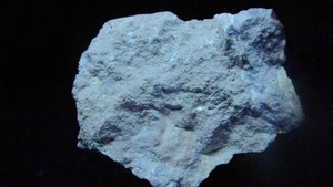 Fluoreszierendes und langphosphoreszierendes Allwellen-Mineralgestein S28 - Bild 1 von 8