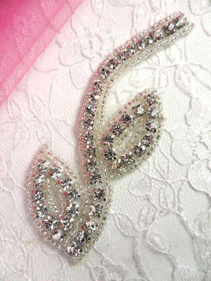 AXR62C ~ Aplique de diamantes de imitación de hoja con cuentas cristalinas Foto 1 de 1