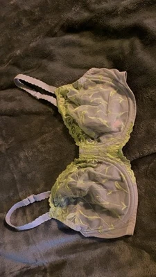 Sujetador floral morado y verde Victoria Secrets talla 36D Foto 1 de 3