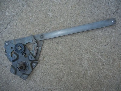 Regulador/elevador de ventana manual delantero izquierdo BMW 320I 320 E21 1979 Foto 1 de 4