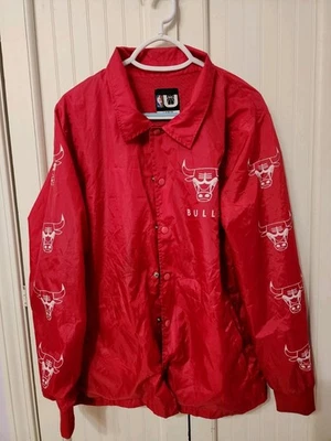 Raro Abrigo Chaqueta Bombardero Abotonada Entrenador Chicago Bulls NBA Grande Rojo Baloncesto Foto 1 de 4