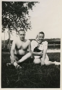 PHOTO ANCIENNE - VINTAGE SNAPSHOT -COUPLE HOMME TORSE NU CHIEN MODE DRÔLE-LOVERS - Foto 1 di 1