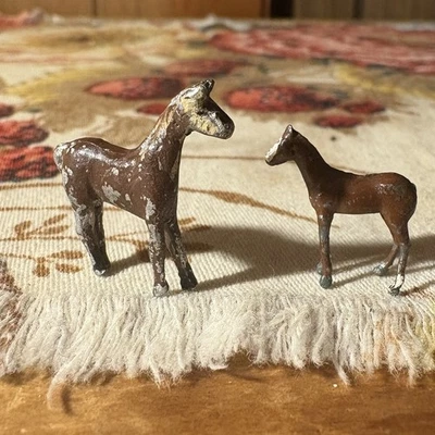 Figura de caballo y potro marrón plomo Britains Ltd animal de granja calibre O Foto 1 de 4