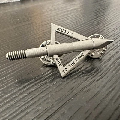 Prendedor de solapa vintage Muzzy Broadhead “Bad To The Bone” Bowhunting 1991 Foto 1 de 4