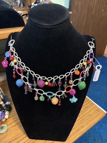 VETEMENTS girocollo estivo divertente. più colori di perline e altri decori.