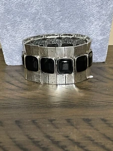 Black Lucite Sqaure stud On Hammered Silver Tone Wide Strech Bracelet - Picture 1 of 2