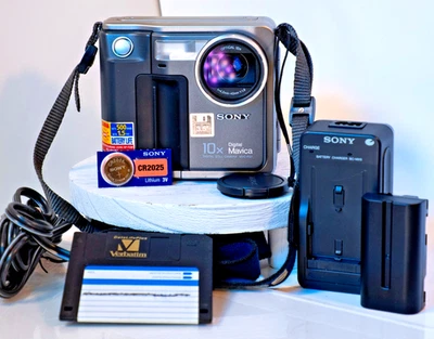 MINT Sony Mavica MVC-FD7 1997 Digital Disk w/Charger, Both Batts & Disk - TESTED - Image 1 of 4