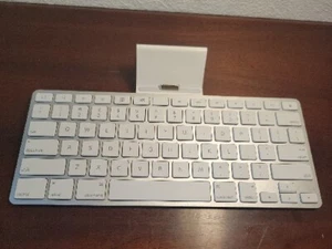 Apple Keyboard Dock 1359 Stand For iPad, iPod & iPhone UNTESTED - Afbeelding 1 van 4
