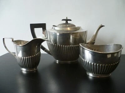 Un antiguo, 'Barker Bros' Demi cuerpo estriado, juego de té de tres piezas plateado pateado Foto 1 de 4
