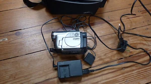 Hitachi DVD Cam DZ-MV2000E DVD / SD Camcorder & Charger & Case - Working - Picture 1 of 3
