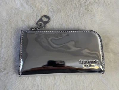 NUEVO CON ETIQUETAS Cartera Kate Spade Devin Metálica Charol Pequeña Delgada Doble Plegado Plateada Foto 1 de 4