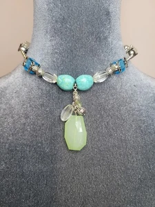 Collana con ciondolo perline tono argento chiaro finto turchese blu vintage firmata Avon NR - Foto 1 di 7