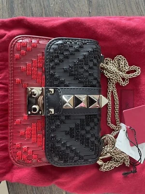 Bolso de mano Valentino Rockstud adornado con cuentas negro rojo Foto 1 de 4