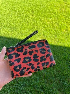 Neu mit Etikett Coach Leder Ecke Reißverschluss Leopardendruck Handgelenk F66053 Wassermelone - Bild 1 von 5