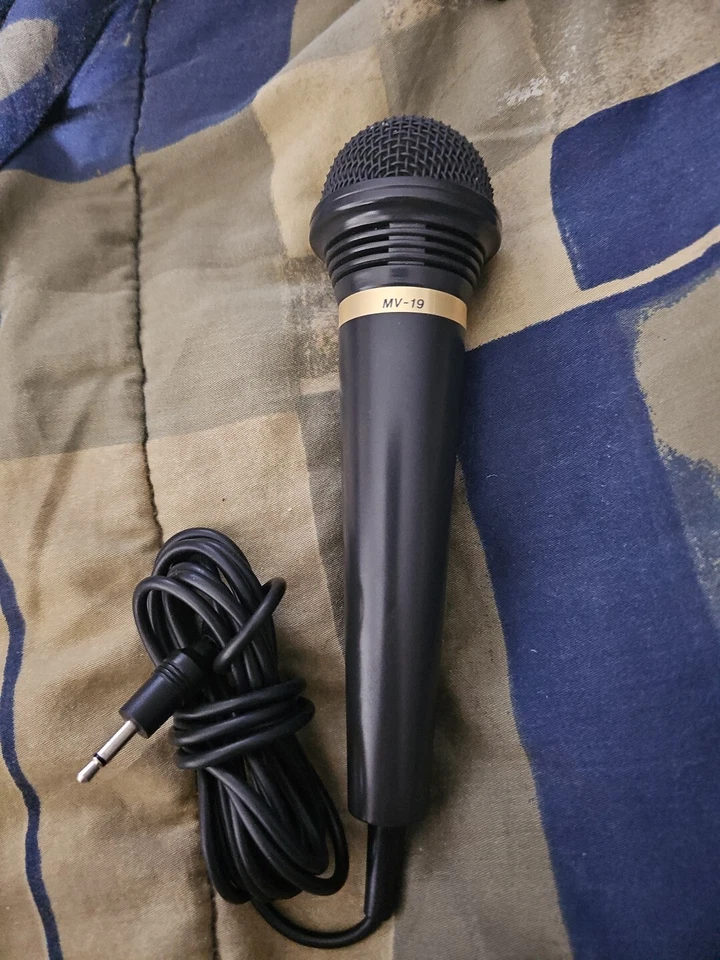 JVC MV-19 Vocal Dynamic Microphone Uni-Directional Pop Noise Filter Really Nice - Image 1 of 4