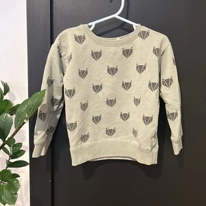 Rylee _ Cru Deep Sage Green Foxes Sweatshirt mit Rundhalsausschnitt. Größe 2-3T - Bild 1 von 6