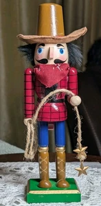 Vintage NATALE SCHIACCIANOCI 10" COWBOY CON LASSO decorazione legno western - Foto 1 di 9