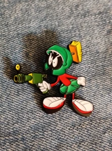 MARVIN THE MARTIAN - ENAMEL / LAPEL PIN -UNBRANDED-NEXT DAY SHIPPING - Picture 1 of 2