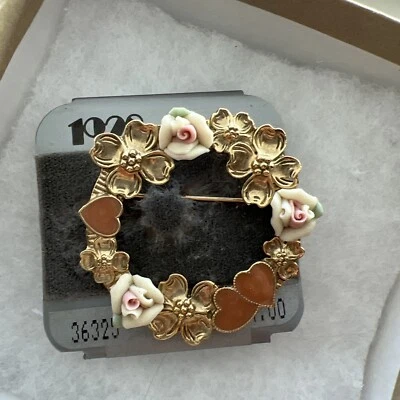 Precioso broche de perlas simuladas con corona rosa de porcelana rosa tono dorado de 1928 Foto 1 de 4