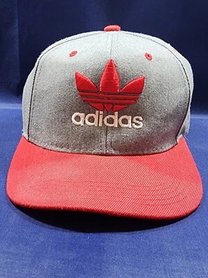 Gorra Adidas Trifolio Gris/Rojo Bordada Snapback Foto 1 de 4
