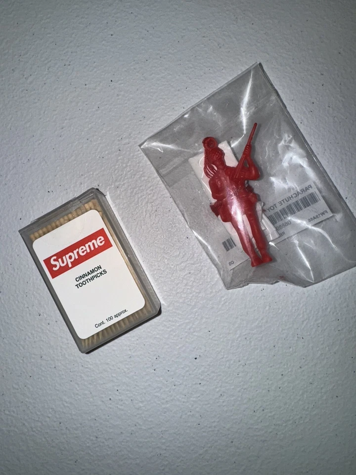 Supreme Parachute Toy Paratrooper Red Fw19 2019 Gift FW19A66