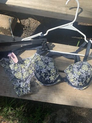 Victoria’s Secret 套装文胸 & S 内裤丁字裤 34B 全新带标签海军蓝花卉前凝胶蕾丝 — 第 1/4 张图片