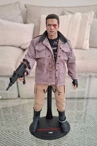 Hot Toys MMS 136 Terminator T-800 Tech Noir 1/6 Arnold - Picture 1 of 6