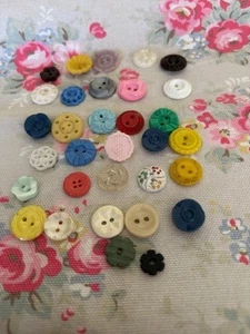 30 Small Flower Vintage Plastic Buttons Mix Designs / Sizes - Picture 1 of 3