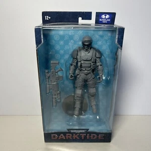 "Figura de acción McFarlane Toys Warhammer 40k Darktide Veteran Guardsman 7"" sellada" - Imagen 1 de 7