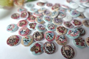 10x KNOPF RUND VINTAGE TOTENKOPF SUGER SKULL KNÖPFE 15mm KINDER BUBEN JUNGEN - Picture 1 of 2