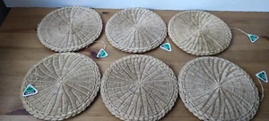 6 große runde geflochtene Rattan Raffia Tischsets - Vintage - 17 cm Durchmesser - Requisite/Dekor - Bild 1 von 15