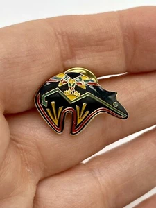 Vintage Enamel Southwest Style Bear Arrow Feathers Lapel Hat Pin - Picture 1 of 6