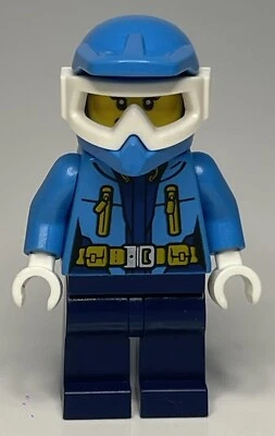 LEGO Arctic Explorer Female (Minifigure, CTY0927, Lego City, 60195) Canadian - Image 1 of 4