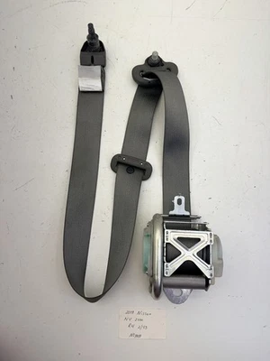 Cinturón de seguridad delantero derecho Nissan NV 2500 2012-2020 OEM. Foto 1 de 4