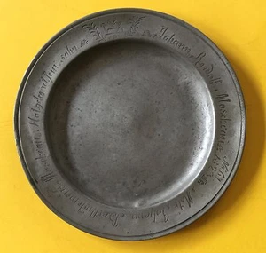 Plato de hojalata con ESCUDO INTERIOR DE LOS CARPINTEROS, 1823, maestro Johann B. Moschau, 25 cm - Imagen 1 de 6